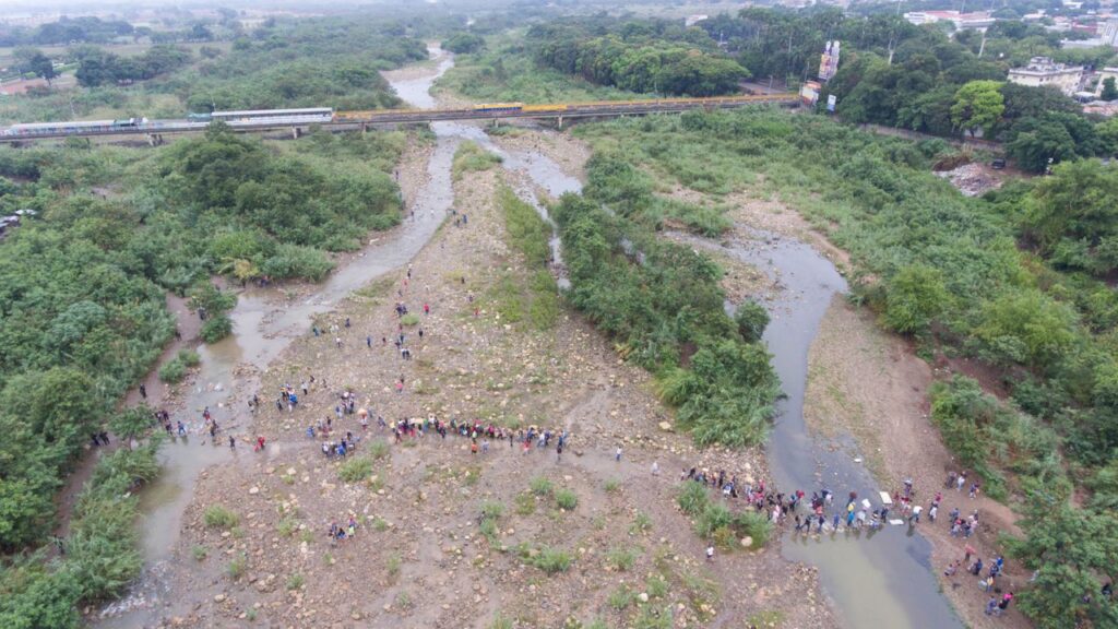 Colombia-Venezuela border. One of many illegal trails,this one just next to the Simon Bolivar International Bridge near Cucuta. Photo: Juan Pablo Cohen/La Opinion.
