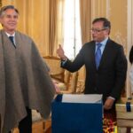 Featured image: President Petro presented a "ruana" (Colombian traditional poncho) to US Secretary of State, Antony Blinken, during his visit to Bogota on October 4, 2022. Photo: Twitter/@petrogustavo.