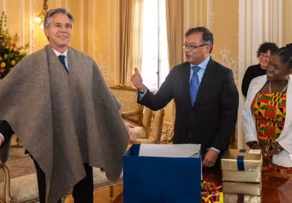 Featured image: President Petro presented a "ruana" (Colombian traditional poncho) to US Secretary of State, Antony Blinken, during his visit to Bogota on October 4, 2022. Photo: Twitter/@petrogustavo.