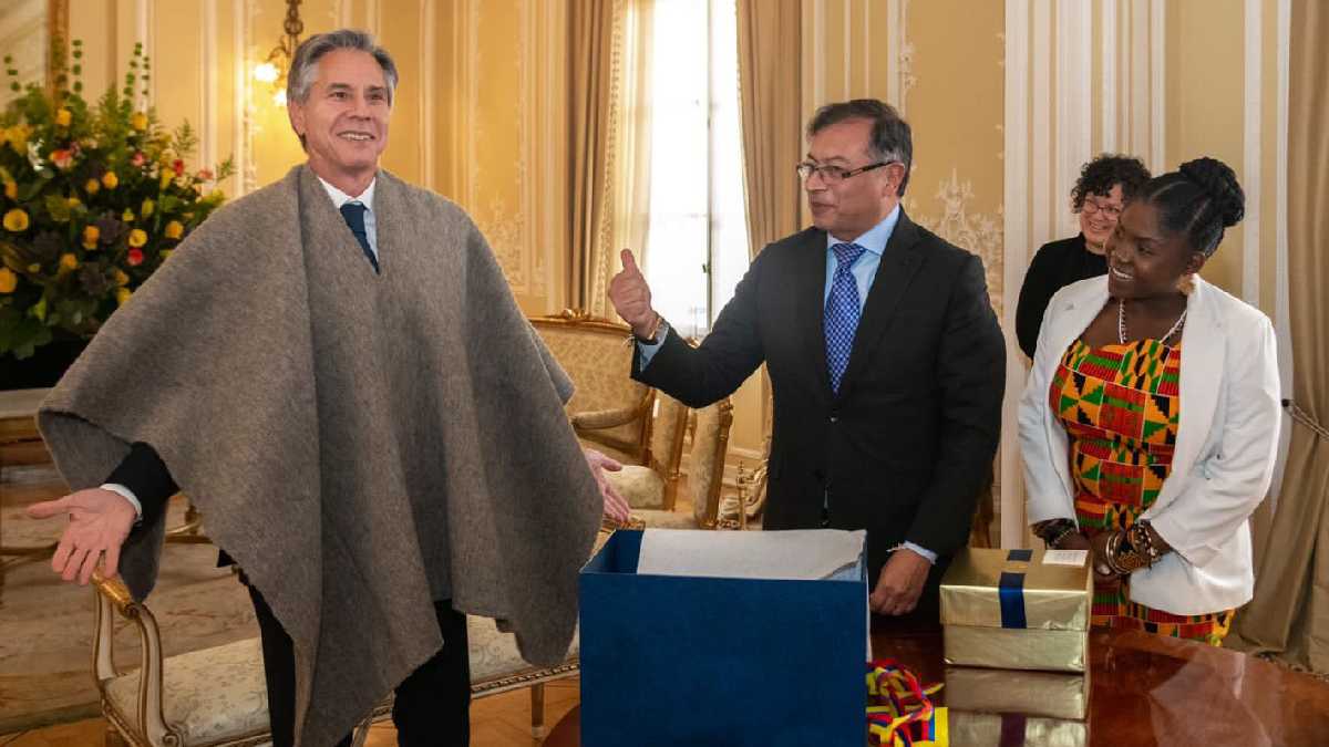 Featured image: President Petro presented a "ruana" (Colombian traditional poncho) to US Secretary of State, Antony Blinken, during his visit to Bogota on October 4, 2022. Photo: Twitter/@petrogustavo.