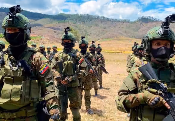 Featured image: Venezuelan army commandos deployed in the border area with Colombia where Colombian paramilitary gangs spread chaos and violence on a regular basis. Photo: Twitter/@CEOFANB/File photo.