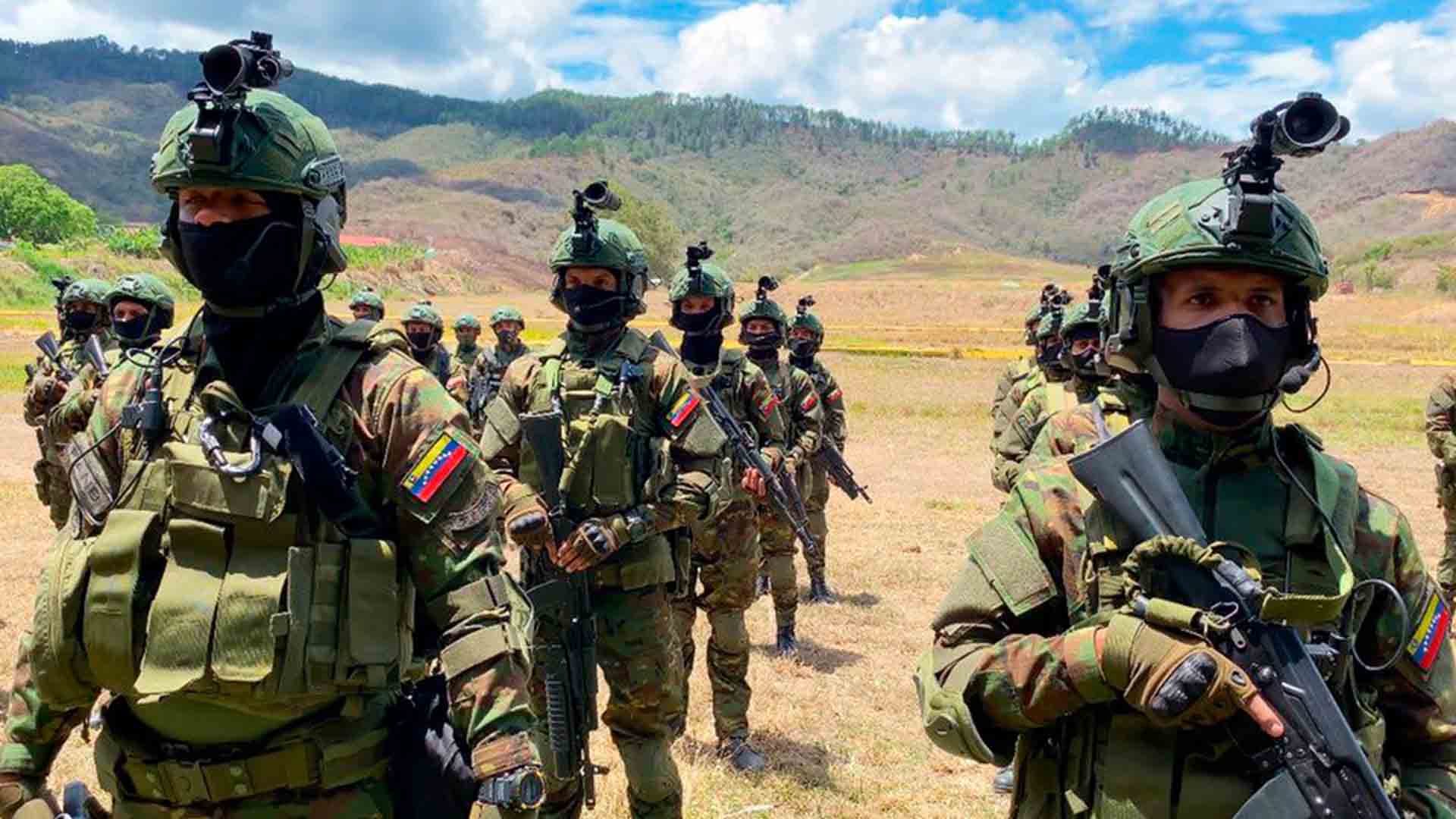Featured image: Venezuelan army commandos deployed in the border area with Colombia where Colombian paramilitary gangs spread chaos and violence on a regular basis. Photo: Twitter/@CEOFANB/File photo.