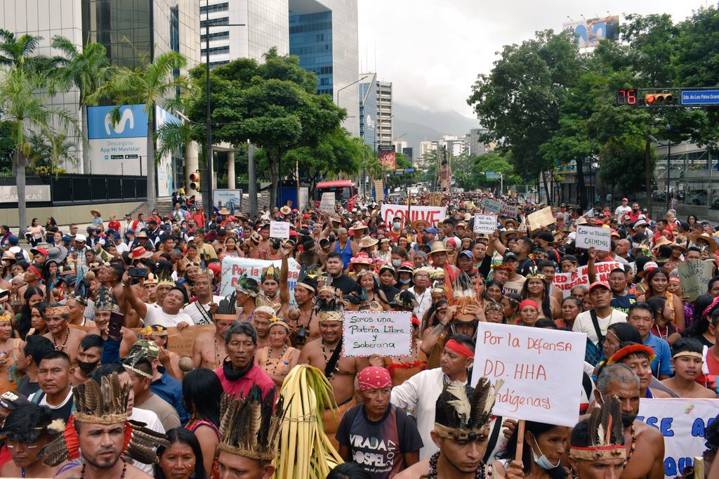A panoramic view of the indigenous peoples march at Avenida Francisco de Miranda in Caracas, October 12, 2022. Photo: Twitter/@MINPIOFICIAL/@VillegasPoljak.