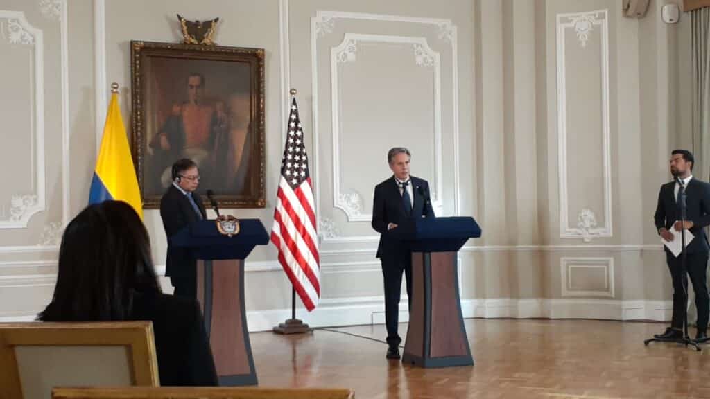 A large painting of Simón Bolívar, the South American independence hero, overlooks the joint press conference between Colombian President Gustavo Petro and US Secretary of State Antony Blinken at Nariño Palace. Photo: Prensa Latina.