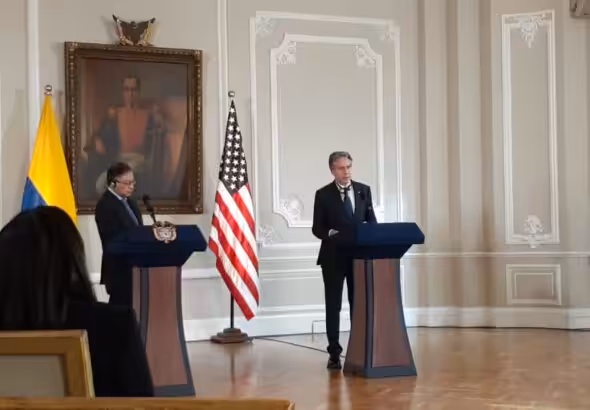 A large painting of Simón Bolívar, the South American independence hero, overlooks the joint press conference between Colombian President Gustavo Petro and US Secretary of State Antony Blinken at Nariño Palace. Photo: Prensa Latina.