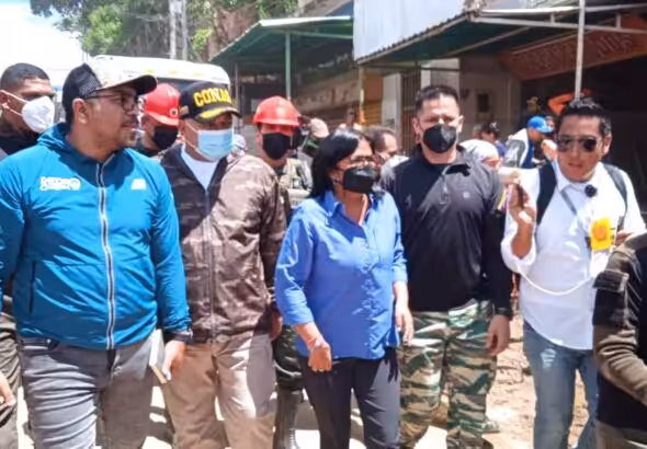 Venezuelan Vice President Delcy Rodríguez walks the streets of Las Tejerías, Aragua state, where a powerful landslide was caused by torrential rains that have been affecting most of Venezuela. Rodríguez has led the comprehensive emergency response launched by President Maduro to address the catastrophe. Photo: Alba Ciudad.