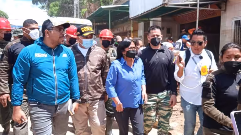 Venezuelan Vice President Delcy Rodríguez walks the streets of Las Tejerías, Aragua state, where a powerful landslide was caused by torrential rains that have been affecting most of Venezuela. Rodríguez has led the comprehensive emergency response launched by President Maduro to address the catastrophe. Photo: Alba Ciudad.