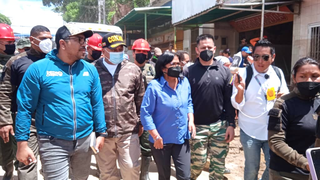 Venezuelan Vice President Delcy Rodríguez walks the streets of Las Tejerías, Aragua state, where a powerful landslide was caused by torrential rains that have been affecting most of Venezuela. Rodríguez has led the comprehensive emergency response launched by President Maduro to address the catastrophe. Photo: Alba Ciudad.