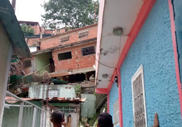 Collapsed home in the 23 de Enero parish of Caracas after torrential rains affected the city this Monday, October 24. Photo: Twitter/@2709mg.