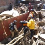 Civic-military-police rescue workers move rubble at the site of the landslide in Las Tejerías. Photo: Twitter/@MIJP_Vzla