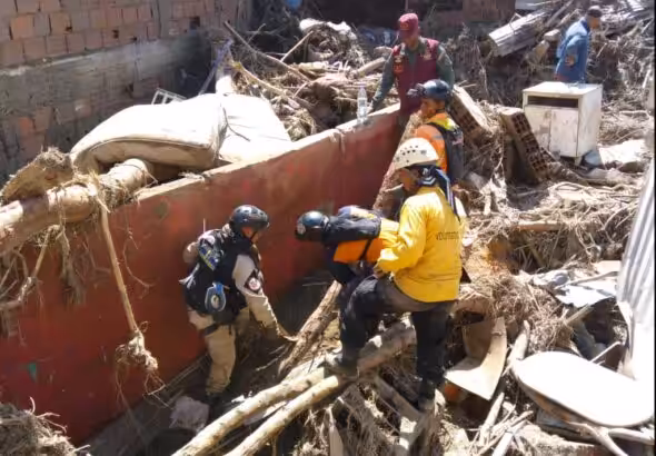 Civic-military-police rescue workers move rubble at the site of the landslide in Las Tejerías. Photo: Twitter/@MIJP_Vzla