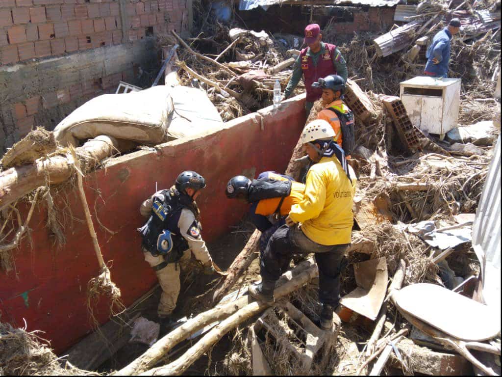 Civic-military-police rescue workers move rubble at the site of the landslide in Las Tejerías. Photo: Twitter/@MIJP_Vzla