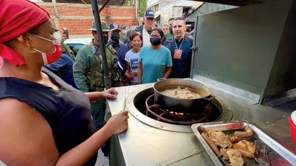 Local communes have organized working groups to help those affected by the heavy rains. In the photo a woman can be seen cooking while talking with Venezuelan Vice President Delcy Rodríguez. Photo: Twitter/@ceballosichaso1.