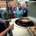 Local communes have organized working groups to help those affected by the heavy rains. In the photo a woman can be seen cooking while talking with Venezuelan Vice President Delcy Rodríguez. Photo: Twitter/@ceballosichaso1.