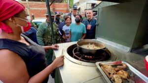 Local communes have organized working groups to help those affected by the heavy rains. In the photo a woman can be seen cooking while talking with Venezuelan Vice President Delcy Rodríguez. Photo: Twitter/@ceballosichaso1.