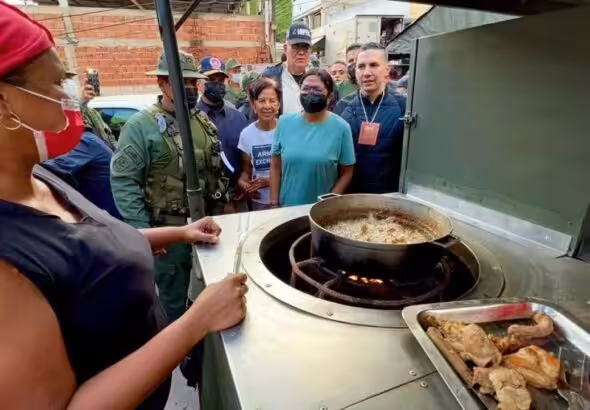 Local communes have organized working groups to help those affected by the heavy rains. In the photo a woman can be seen cooking while talking with Venezuelan Vice President Delcy Rodríguez. Photo: Twitter/@ceballosichaso1.