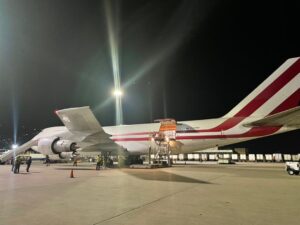 A Russian Boeing 747 cargo jet at the Simón Bolívar International Airport unloading more than one million doses of insulin, on October 20, 2022. Photo: Twitter/@MinSaludVE.