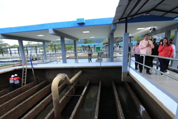 President Maduro speaking outdoors at a water treatment plant at La Guairita, in Miranda state. Photo: Twitter/@CarlosMataCMF.