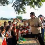 Venezuelan President Nicolás Maduro a El Maizal Commune, Lara state, shaking hands with children, October 20, 2022. Photo: Presidential Press.