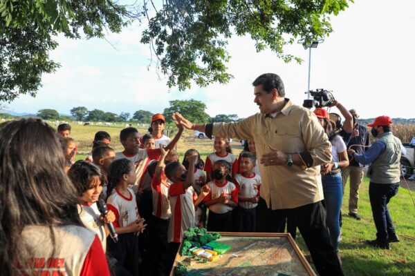 Venezuelan President Nicolás Maduro a El Maizal Commune, Lara state, shaking hands with children, October 20, 2022. Photo: Presidential Press.