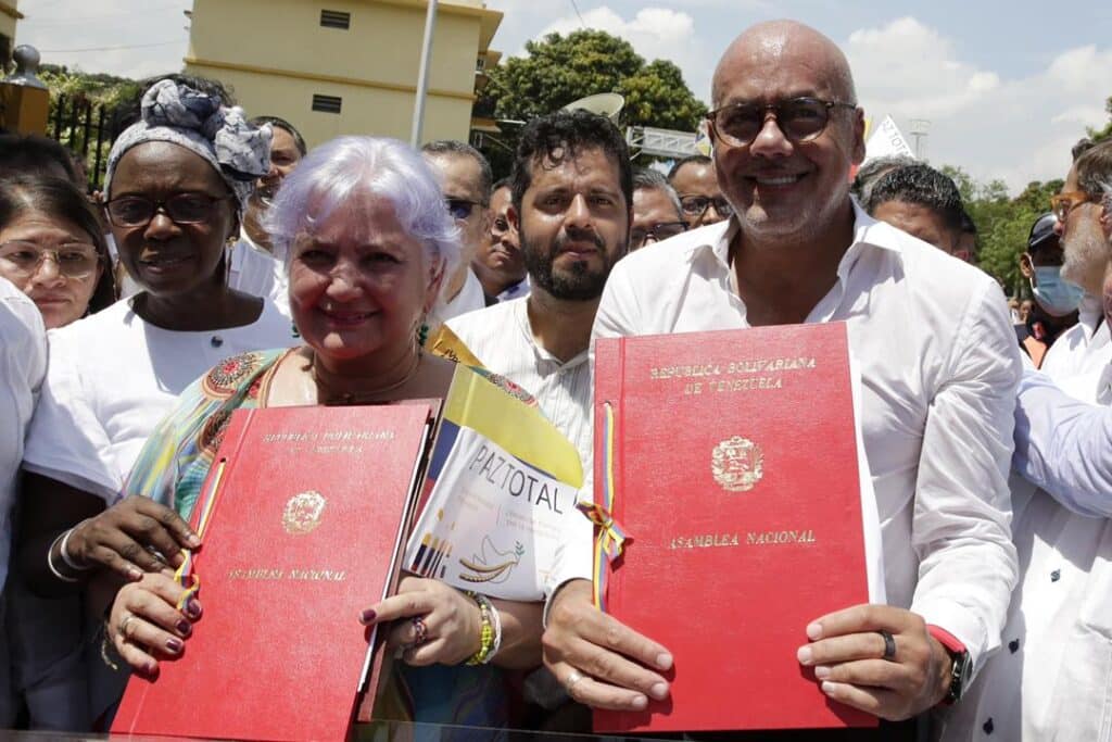 Venezuelan National Assembly President Jorge RodrĂguez and Colombian Congressperson Gloria FlĂłrez, after signing a memorandum of understanding in the city of CĂșcuta, October 21, 2022. Photo: Twitter/@Asamblea_Ven.