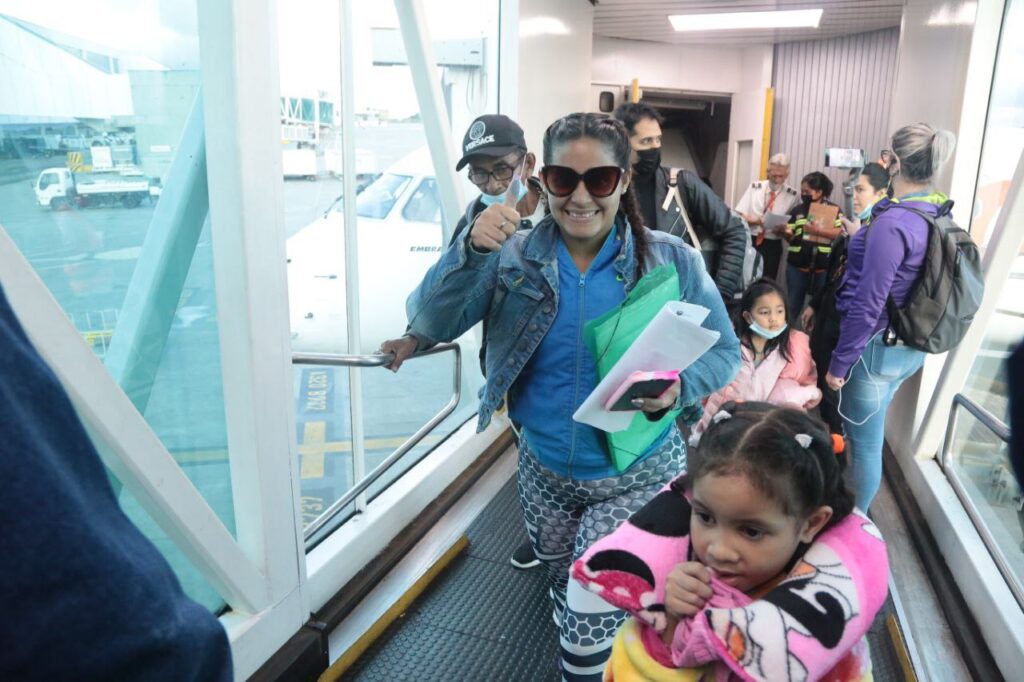 Venezuelan migrants returning from Peru express their joy upon landing at the Maiquetía Airport. Photo: Twitter/@Fariacrt.