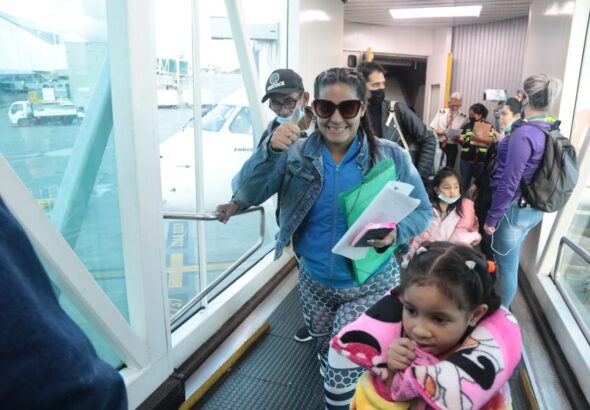 Venezuelan migrants returning from Peru express their joy upon landing at the Maiquetía Airport. Photo: Twitter/@Fariacrt.