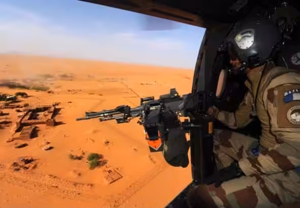 (2014) A French military helicopter flies over the Nigerien town Madama, which served as a forward operating base for the French, Niger and Chad armies. Photo: Thomas Goisque/Wikimedia.