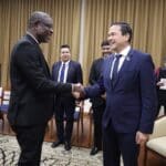 Joseph Andall (left), Grenada's minister for foreign affairs shaking hands with his Venezuelan counterpart Carlos Faría (right) in New York where they met within the framework of the 77th United Nations General Assembly, September 23, 2022. Photo: Twitter/@Fariacrt.