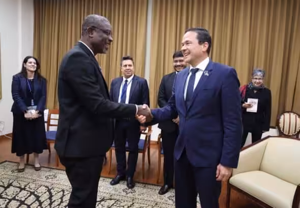 Joseph Andall (left), Grenada's minister for foreign affairs shaking hands with his Venezuelan counterpart Carlos Faría (right) in New York where they met within the framework of the 77th United Nations General Assembly, September 23, 2022. Photo: Twitter/@Fariacrt.