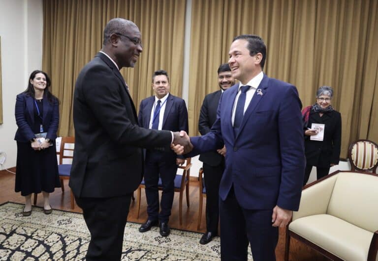 Joseph Andall (left), Grenada's minister for foreign affairs shaking hands with his Venezuelan counterpart Carlos Faría (right) in New York where they met within the framework of the 77th United Nations General Assembly, September 23, 2022. Photo: Twitter/@Fariacrt.