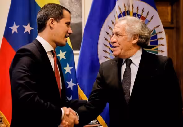 Coup plotter Juan Guaidó (left) shakes hands with OAS Secretary General Luis Almagro (right). File photo.
