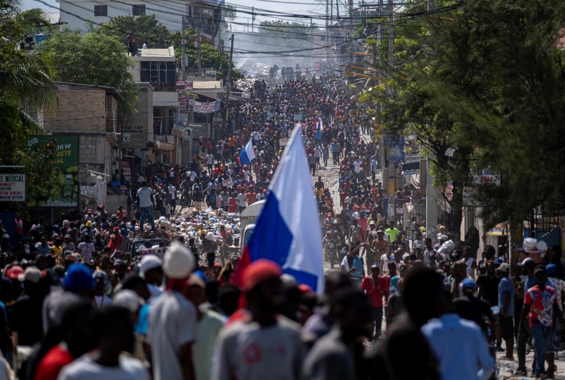 Thousands marched in Port-au-Prince to oppose foreign intervention on October 17, 2022, some waving Russian flags. Photo: Ricardo Arduengo/Reuters.