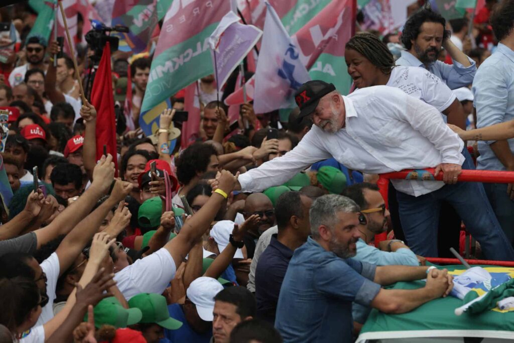 Lula da Silva campaigns in the Complexo do AlemĂŁo favela in Rio de Janeiro. Photo: EFE.