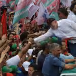 Lula da Silva campaigns in the Complexo do Alemão favela in Rio de Janeiro. Photo: EFE.