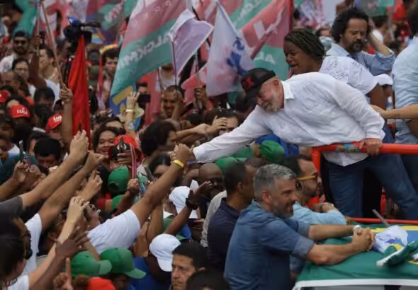 Lula da Silva campaigns in the Complexo do Alemão favela in Rio de Janeiro. Photo: EFE.
