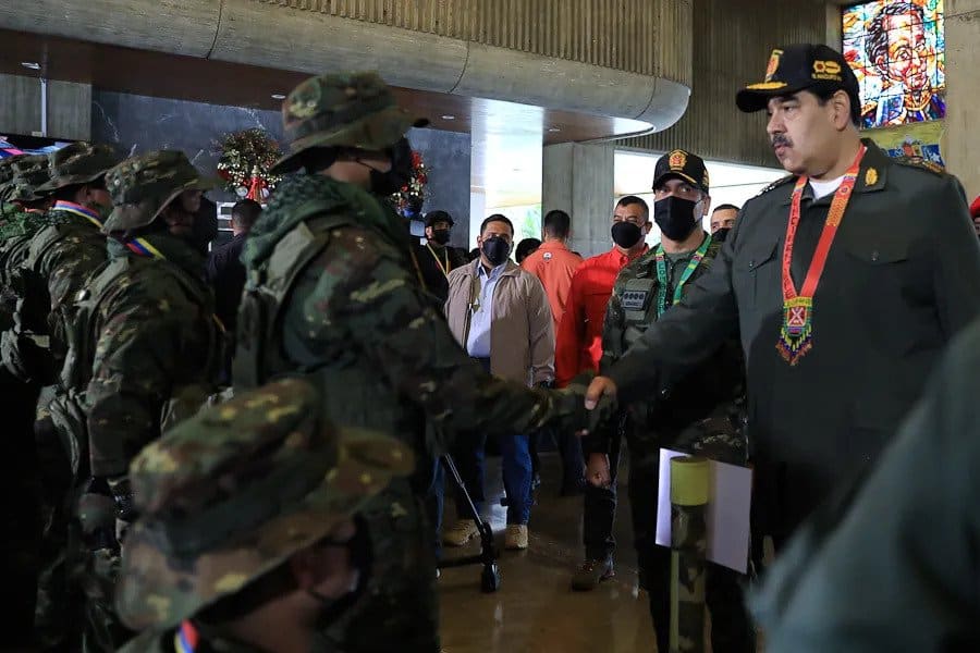 President Maduro felicitates Venezuelan army personnel on the 17th anniversary of the establishment of FANB's Strategic Operational Command. Photo: Twitter/@NicolasMaduro