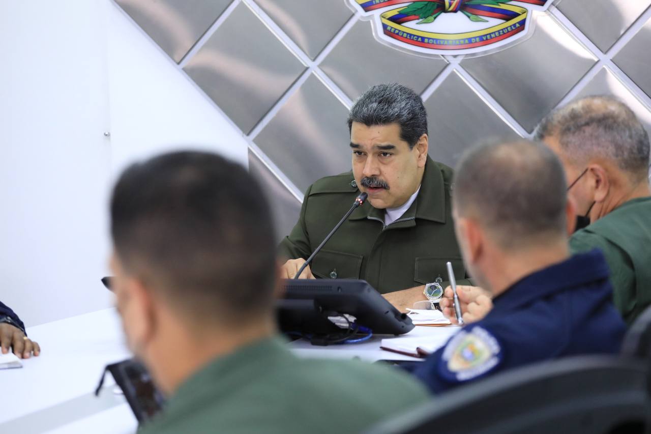 President Maduro holds a meeting with Venezuelan authorities about the rainfall situation in the country. Photo: Presidential Press.