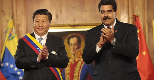 Chinese President Xi Jinping (left) and Venezuelan President Nicolas Maduro (right) during a state visit of the Chinese head of state to Venezuela in 2017, Miraflores Palace, Caracas. Photo: Presidential Press/File photo.