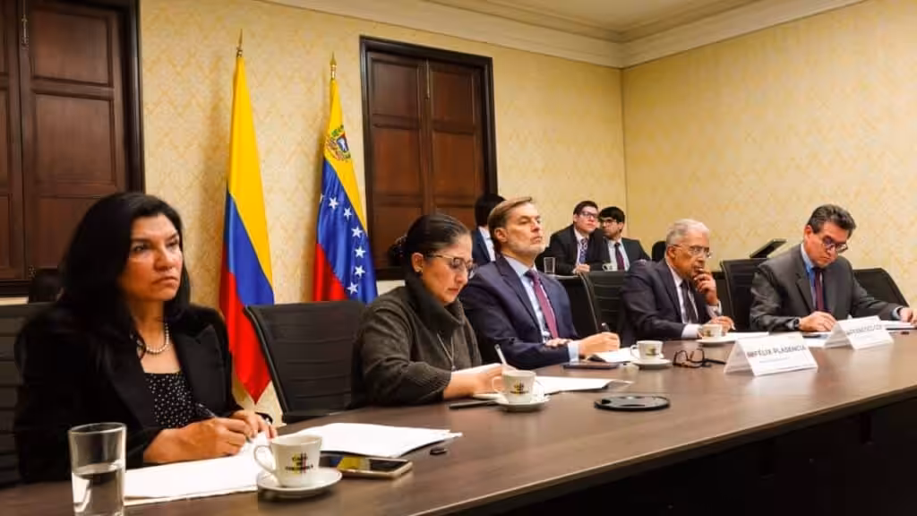 Venezuelan ambassador in Colombia, Félix Plasencia (center), with his work team. Photo: Twitter/@franccoy.