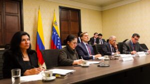 Venezuelan ambassador in Colombia, Félix Plasencia (center), with his work team. Photo: Twitter/@franccoy.