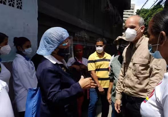 Ricardo Menendez, Venezuelan vice president of planning, meeting with citizens this past Wednesday. Photo: Twitter.