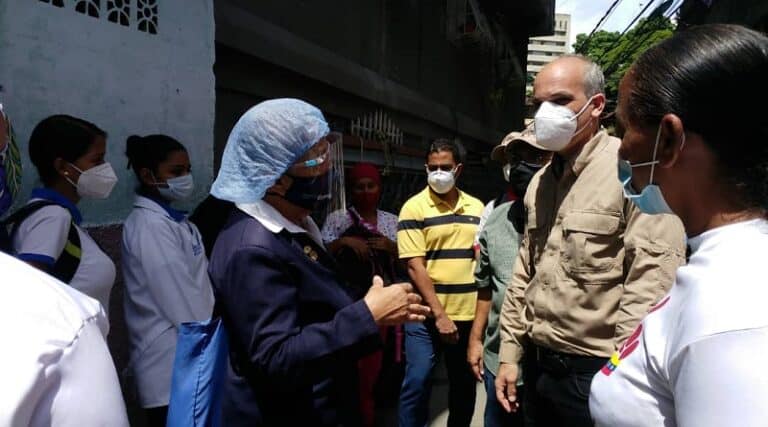 Ricardo Menendez, Venezuelan vice president of planning, meeting with citizens this past Wednesday. Photo: Twitter.