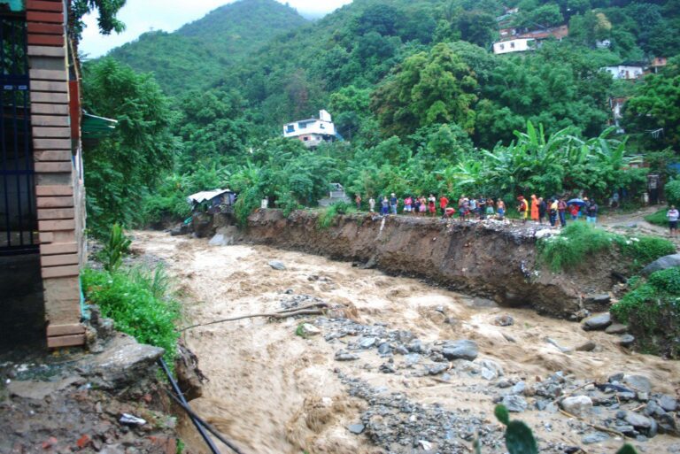 Flooding in La Guaira state due to torrential rains. Photo: Jesús Gazzaneo.