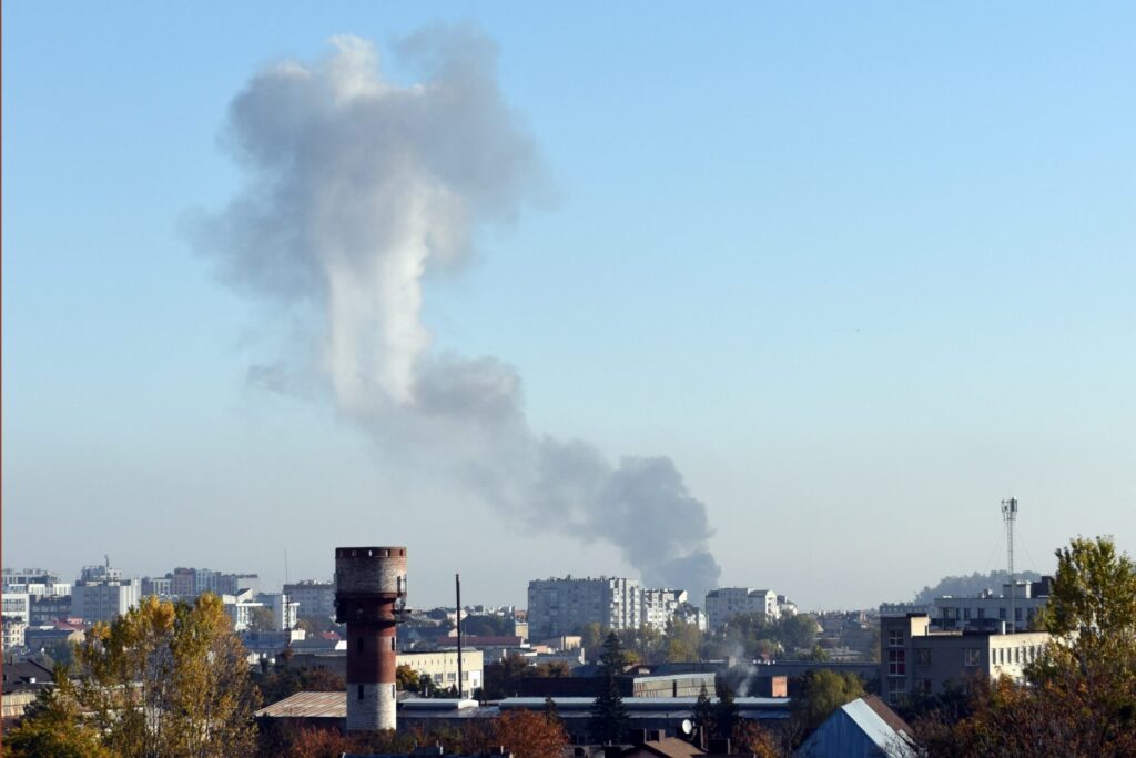 A column of smoke rises over Kiev as a result of Russian airstrikes, on October 10, 2022. Photo: AFP/Yuriy Dyachyshyn.