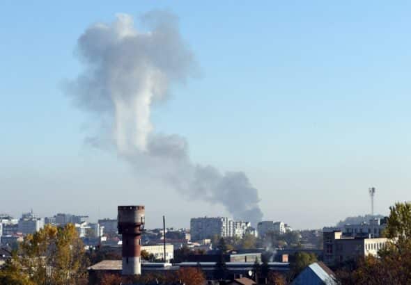 A column of smoke rises over Kiev as a result of Russian airstrikes, on October 10, 2022. Photo: AFP/Yuriy Dyachyshyn.