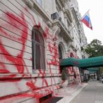Russian consulate in New York City vandalized on September 30, 2022. Photo: AP / Mary Altaffer.