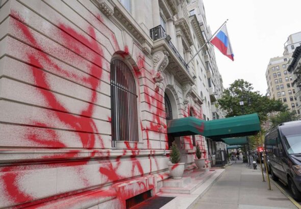 Russian consulate in New York City vandalized on September 30, 2022. Photo: AP / Mary Altaffer.