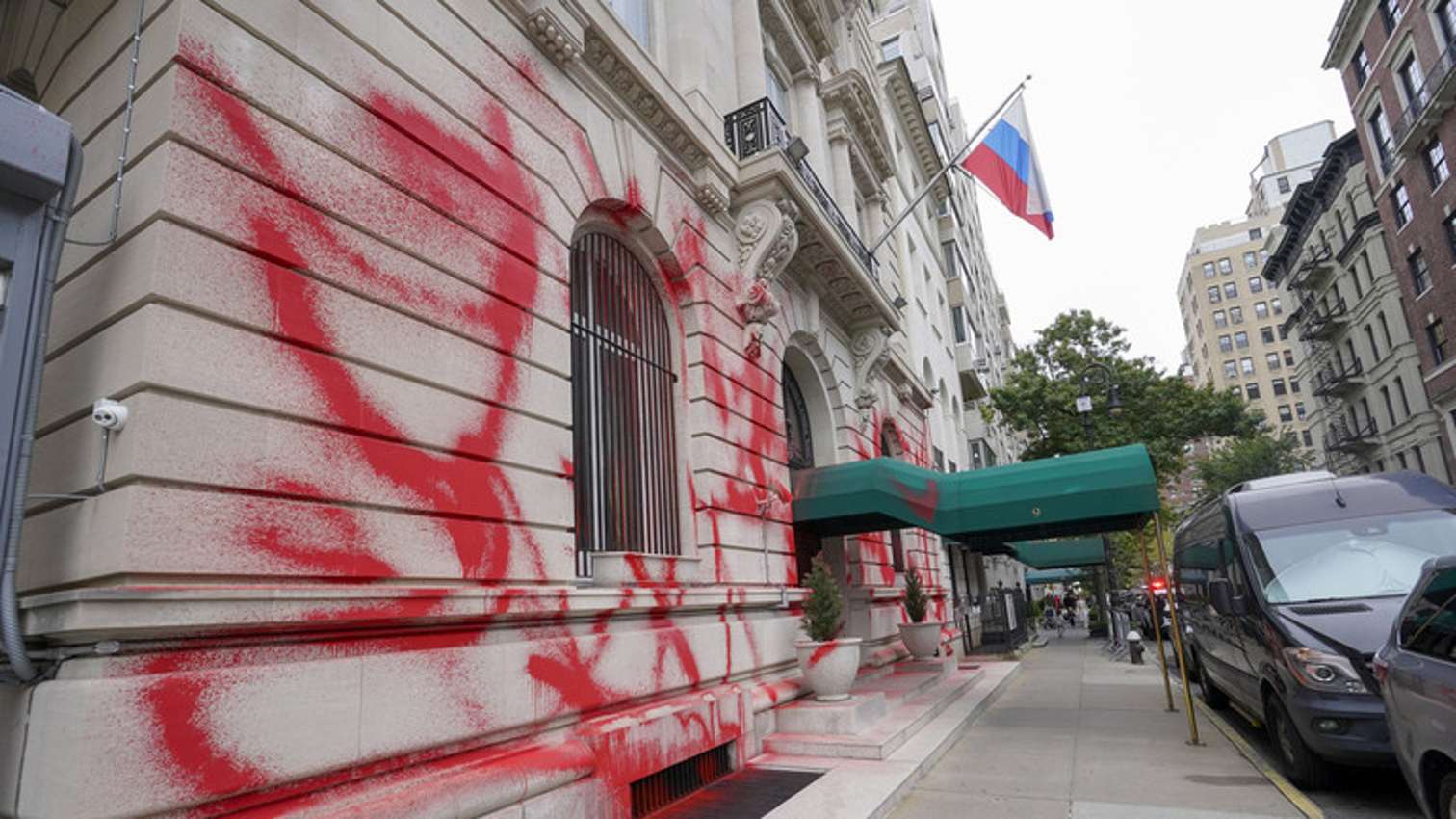 Russian consulate in New York City vandalized on September 30, 2022. Photo: AP / Mary Altaffer.