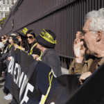 Protestors form human chain to surround the UK Parliament in London. Photo: Wikileaks/Twitter